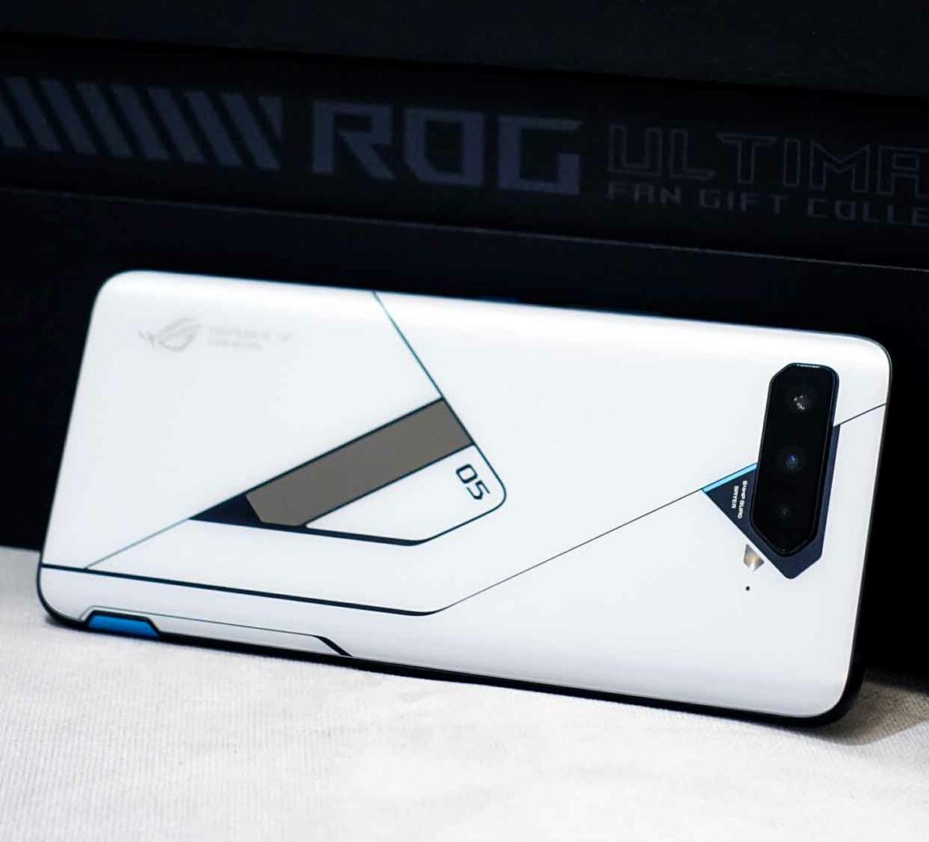 ROG Phone 5 Ultimateの裏面ディスプレイが楽しい ROG Phone 5 Ultimateの裏面ディスプレイが楽しい