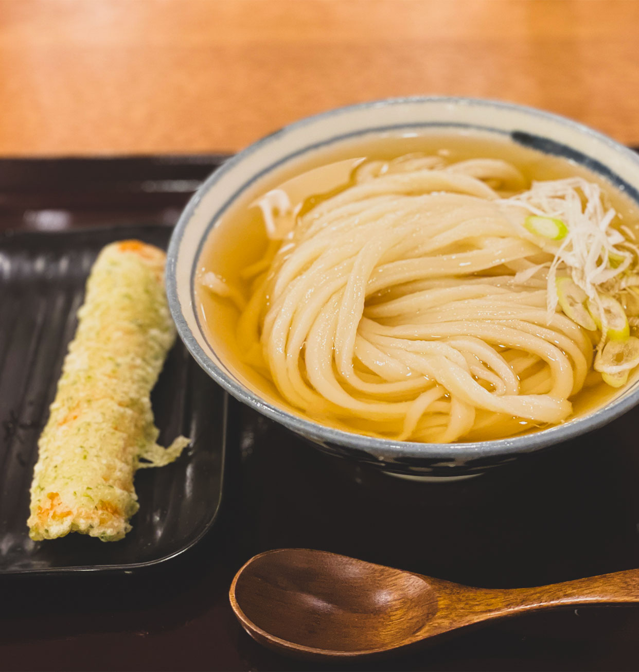 青山で食べる本物の讃岐うどん。ひやあつとちくわ天、あとはいなり寿司