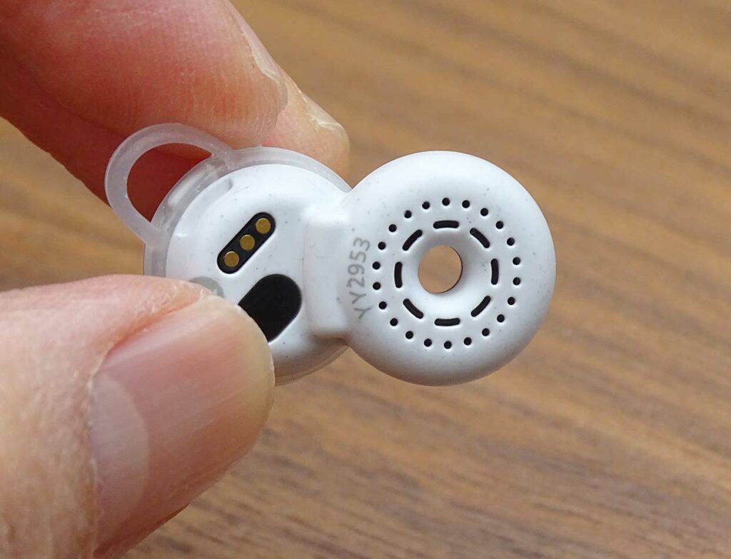 ながら聴きに特化！ソニーがつくった「穴のあいたイヤホン」