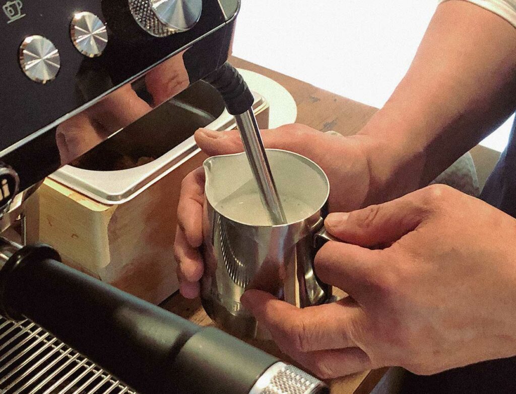 淹れる工程も楽しめるデロンギのエスプレッソマシン